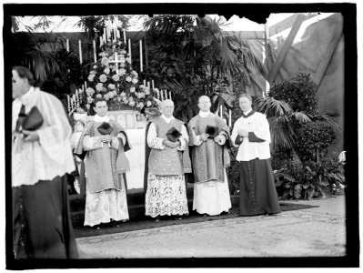 MILITARY FIELD MASS BY HOLY NAME SOC. OF ROMAN CATHOLIC CHURCH. OFFICIATING PRIESTS; 2IN CENTER; FATHER RUSSELL AND FATHER MEAGHER LCCN2016863364