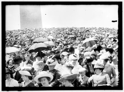 MILITARY FIELD MASS. CROWDS ON MONUMENT GROUNDS LCCN2016863859