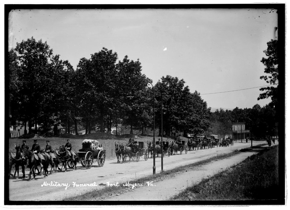 Military funeral, Ft. Myer, Va., (1912) LCCN2016851108
