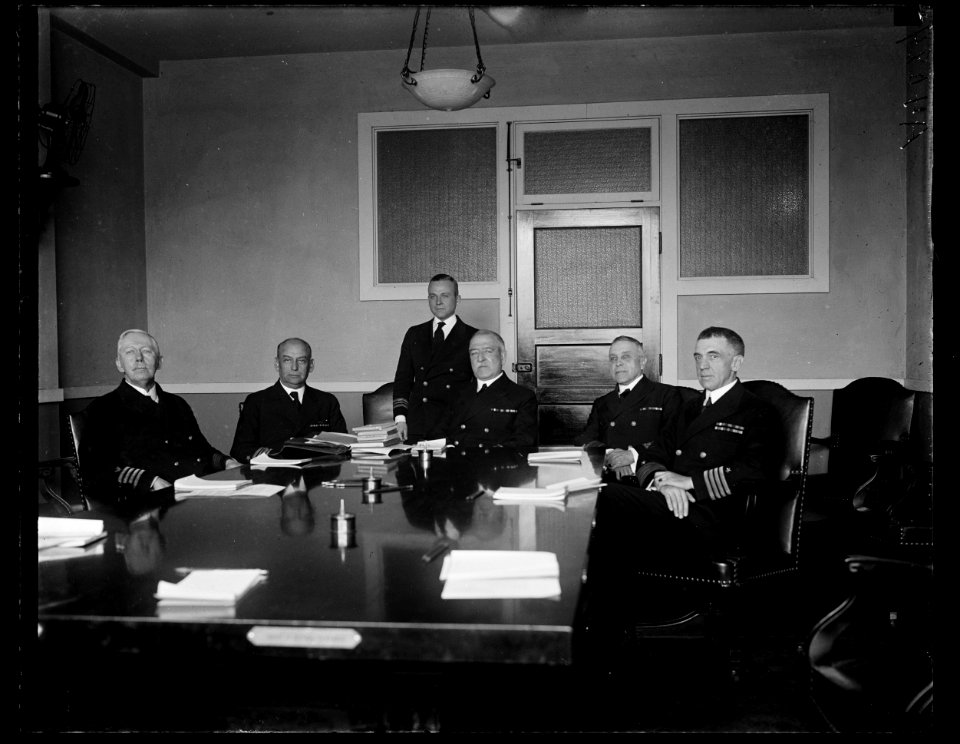 Military group at table LCCN2016891238
