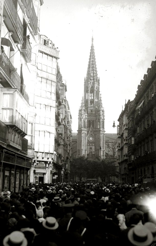 Miguel Puertollano escalando la fachada de la Catedral del Buen Pastor (1 de 3) - Fondo Car-Kutxa Fototeka