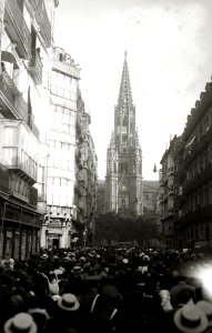 Miguel Puertollano escalando la fachada de la Catedral del Buen Pastor (1 de 3) - Fondo Car-Kutxa Fototeka