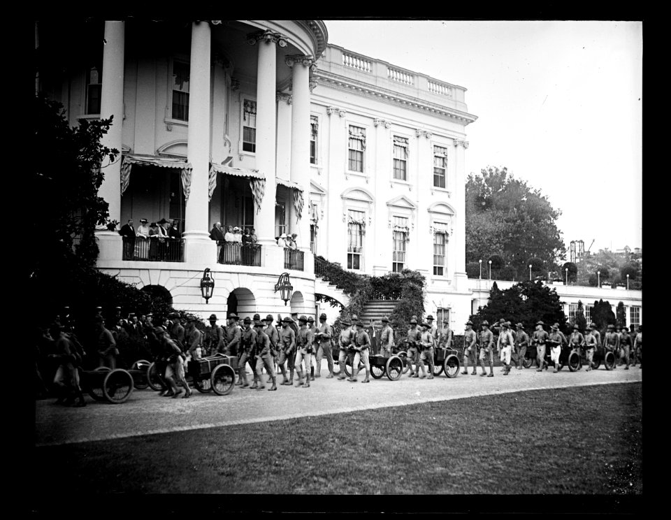 Military group parading at White House, Washington, D.C. LCCN2016891488