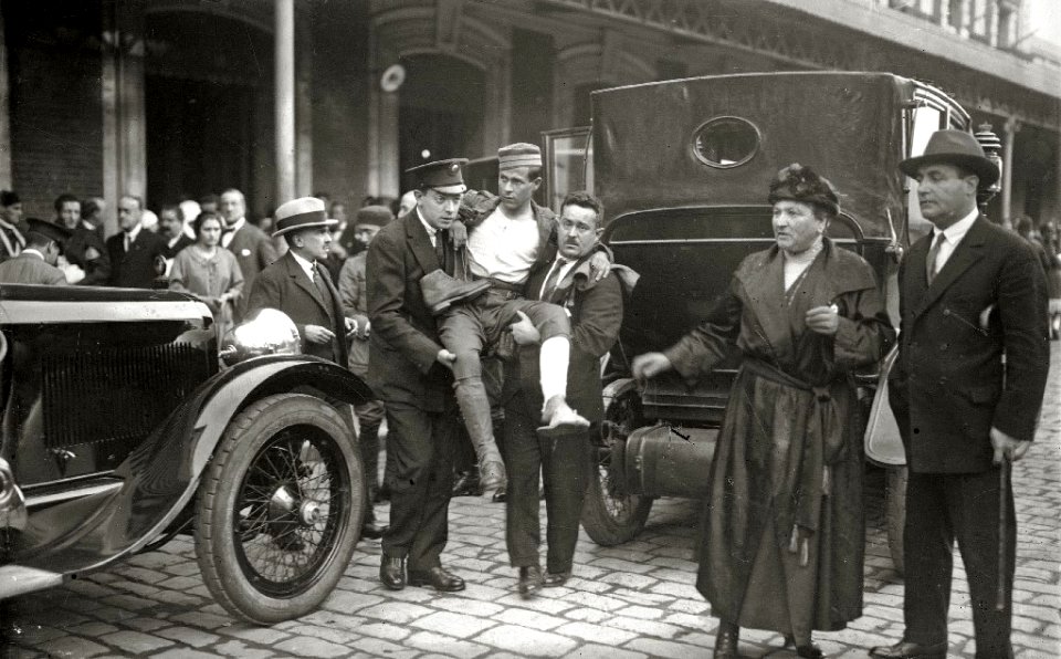 Militares heridos en la guerra de África que fueron trasladados de la estación de Norte al Gran Casino de San Sebastián habilitado como hospital de la Cruz Roja (2 de 5) - Fondo Car-Kutxa Fototeka