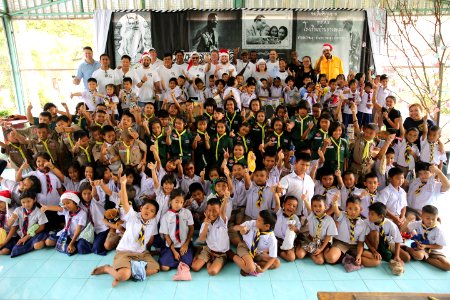 Military Sealift Command delivers Handclasp, joy in time for holidays 161215-N-IX266-011