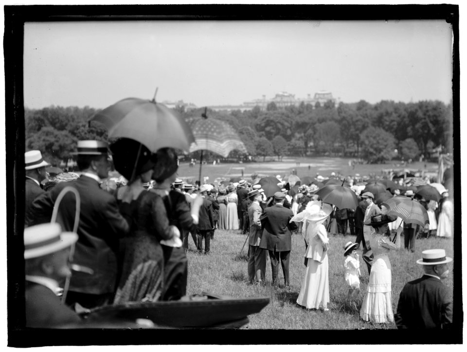 MILITARY FIELD MASS BY HOLY NAME SOC. OF ROMAN CATHOLIC CHURCH. GENERAL VIEW LCCN2016863358