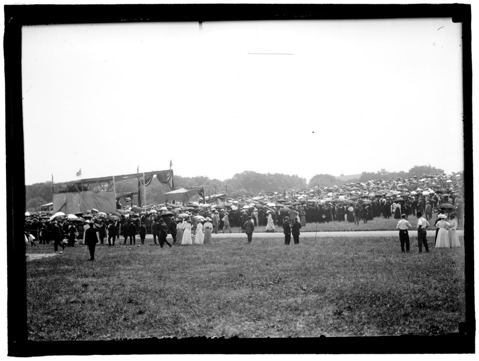 MILITARY FIELD MASS BY HOLY NAME SOC. OF ROMAN CATHOLIC CHURCH. GENERAL VIEW LCCN2016863362