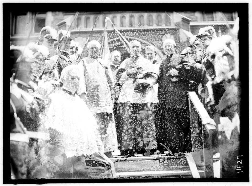 MILITARY FIELD MASS. CROWDS ON MONUMENT GROUNDS LCCN2016863858