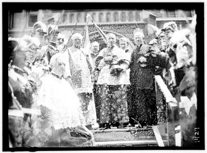 MILITARY FIELD MASS. CROWDS ON MONUMENT GROUNDS LCCN2016863858