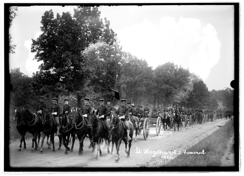 Military funeral, Lt. Hazelhurst, 1912 LCCN2016851112