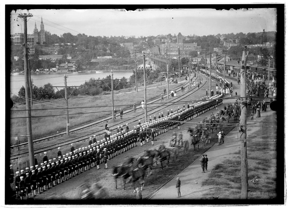Military funeral, procession crossing aqueduct bridge, Wash., D.C. LCCN2016851114
