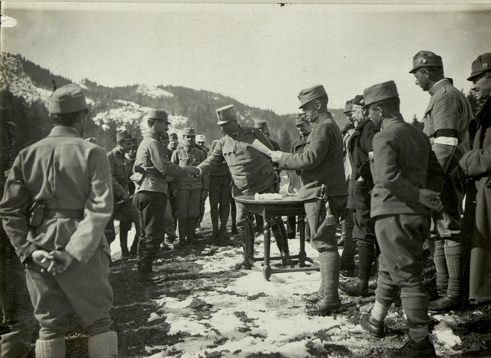 Militär Skilaufen in Villach. Preisverteilung durch Seine Exzellenz General der Kavallerie Rohr, 7. Preis. (BildID 15468067)