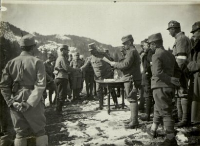 Militär Skilaufen in Villach. Preisverteilung durch Seine Exzellenz General der Kavallerie Rohr, 7. Preis. (BildID 15468067)