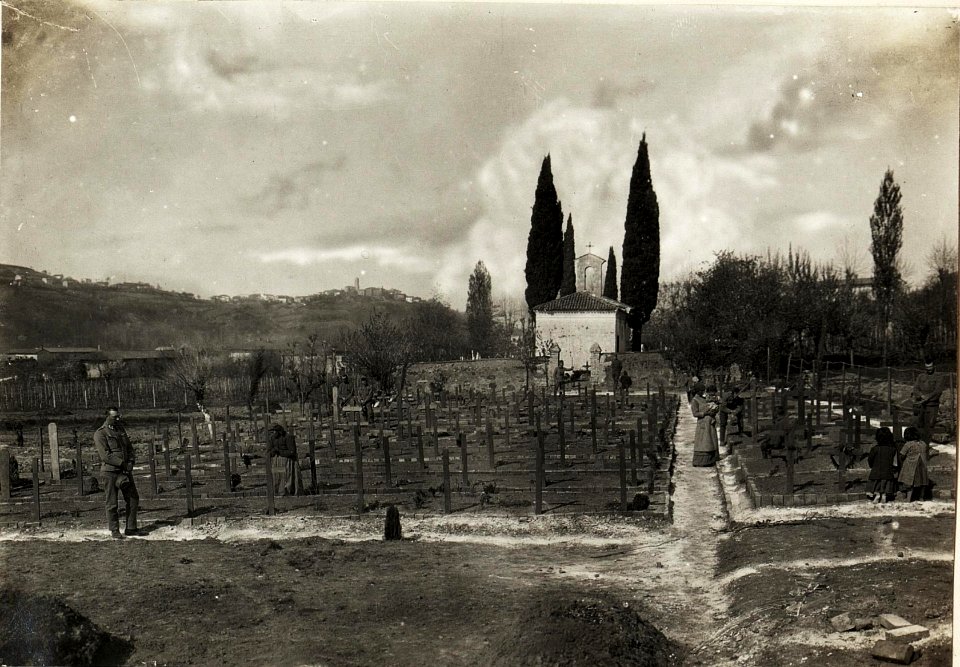 Militärfriedhof in Prvacina, 24.7.1916. (BildID 15594761)