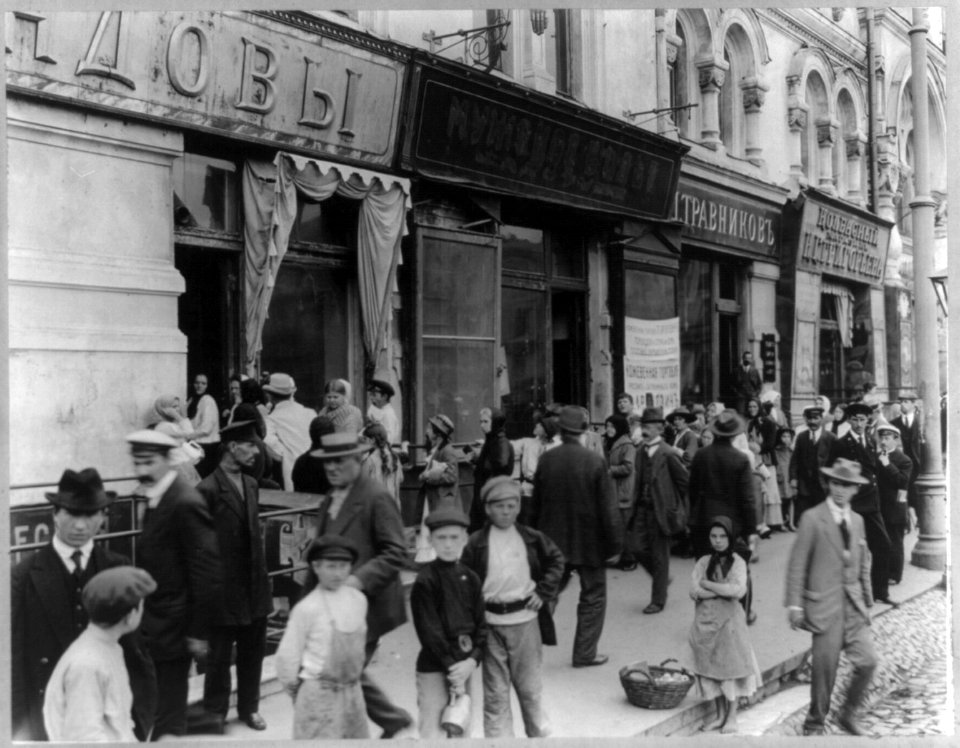 Milk line in Russian city; women and children in long line waiting to buy milk; girl selling apples LCCN2005694802