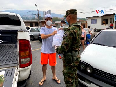Militares dan víveres durante la cuarentena