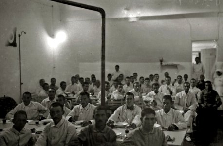 Militares heridos en la guerra de África en el exterior de un hospital (4 de 5) - Fondo Car-Kutxa Fototeka