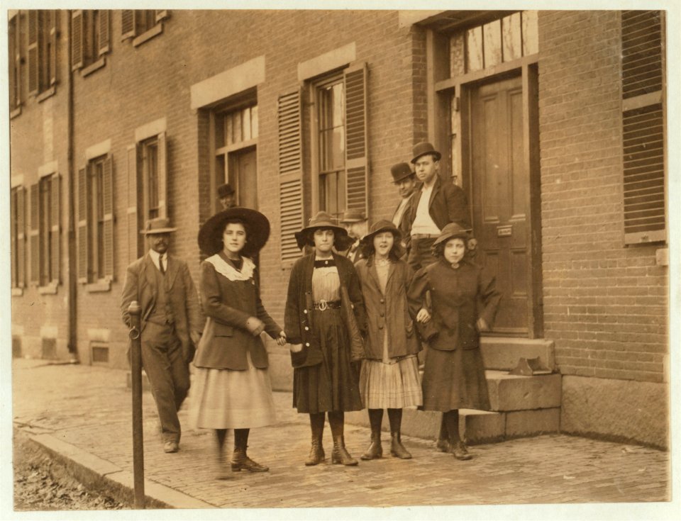 Mill girls, Pacific Mills. LOC nclc.01867