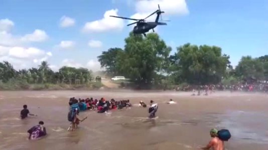 Migrantes cruzan frontera entre México y Guatemala photo