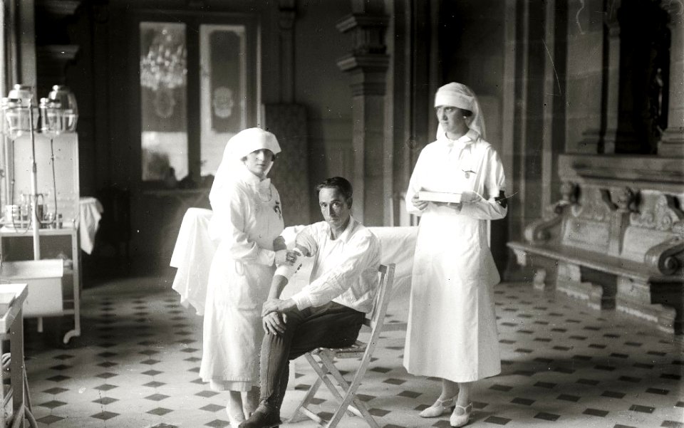 Militares heridos en la guerra de África en el Gran Casino de San Sebastián habilitado como hospital de la Cruz Roja (11 de 15) - Fondo Car-Kutxa Fototeka