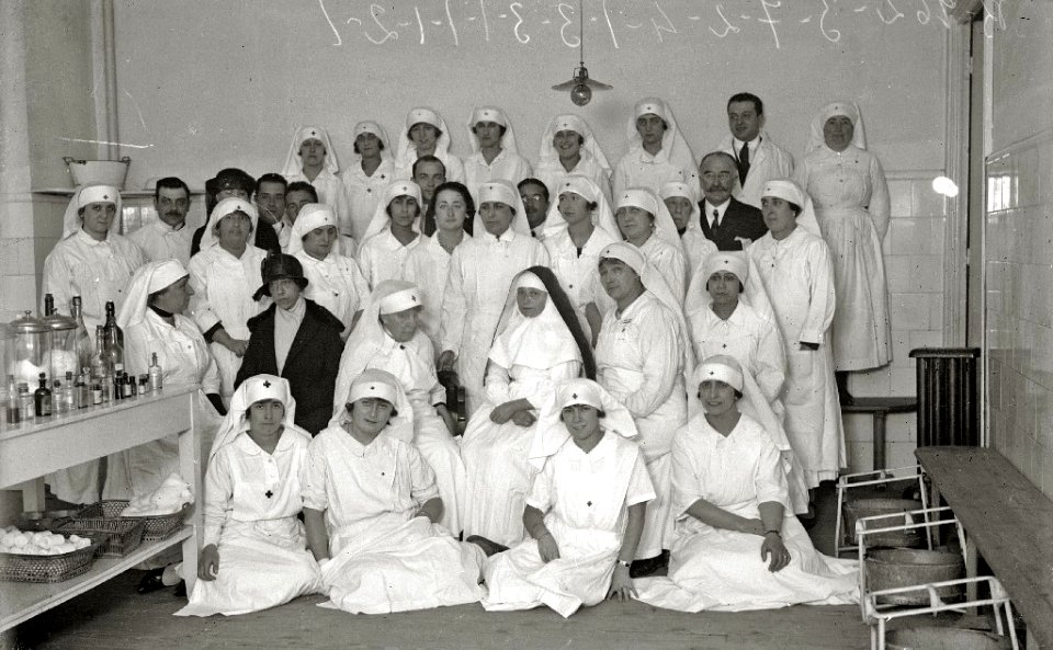 Militares heridos en la guerra de África en el Gran Casino de San Sebastián habilitado como hospital de la Cruz Roja (15 de 15) - Fondo Car-Kutxa Fototeka