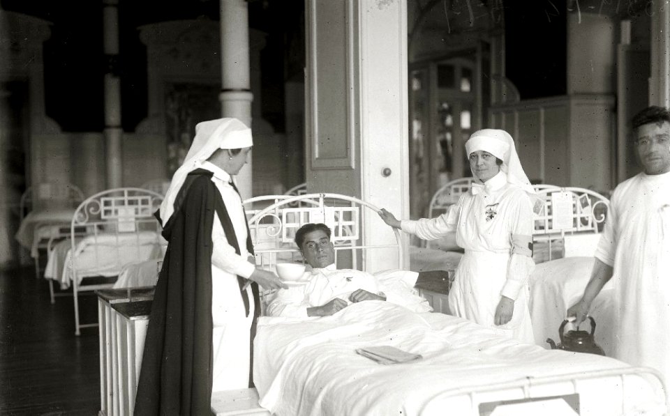 Militares heridos en la guerra de África en el Gran Casino de San Sebastián habilitado como hospital de la Cruz Roja (9 de 15) - Fondo Car-Kutxa Fototeka