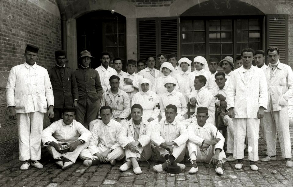 Militares heridos en la guerra de África en el patio del palacio de Miramar habilitado como hospital militar (4 de 4) - Fondo Car-Kutxa Fototeka