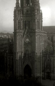 Miguel Puertollano escalando la fachada de la Catedral del Buen Pastor (3 de 3) - Fondo Car-Kutxa Fototeka