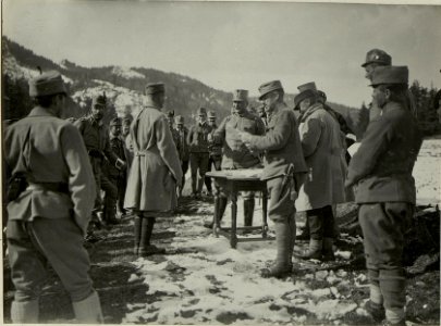 Militär Skilaufen in Villach. Preisverteilung durch Seine Exzellenz General der Kavallerie Rohr, 7. Preis. (BildID 15468081)