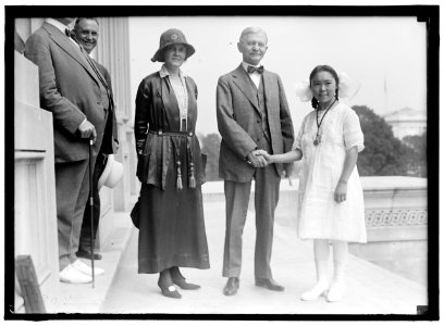 MILLER, MISS MABEL. OF NOME, ALASKA. AT CAPITOL WITH VICE PRESIDENT MARSHALL AND MRS. GORE LCCN2016870414