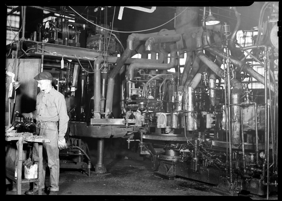 Millville, New Jersey - Glass bottles. (Man inspecting bottles.) - NARA - 518669