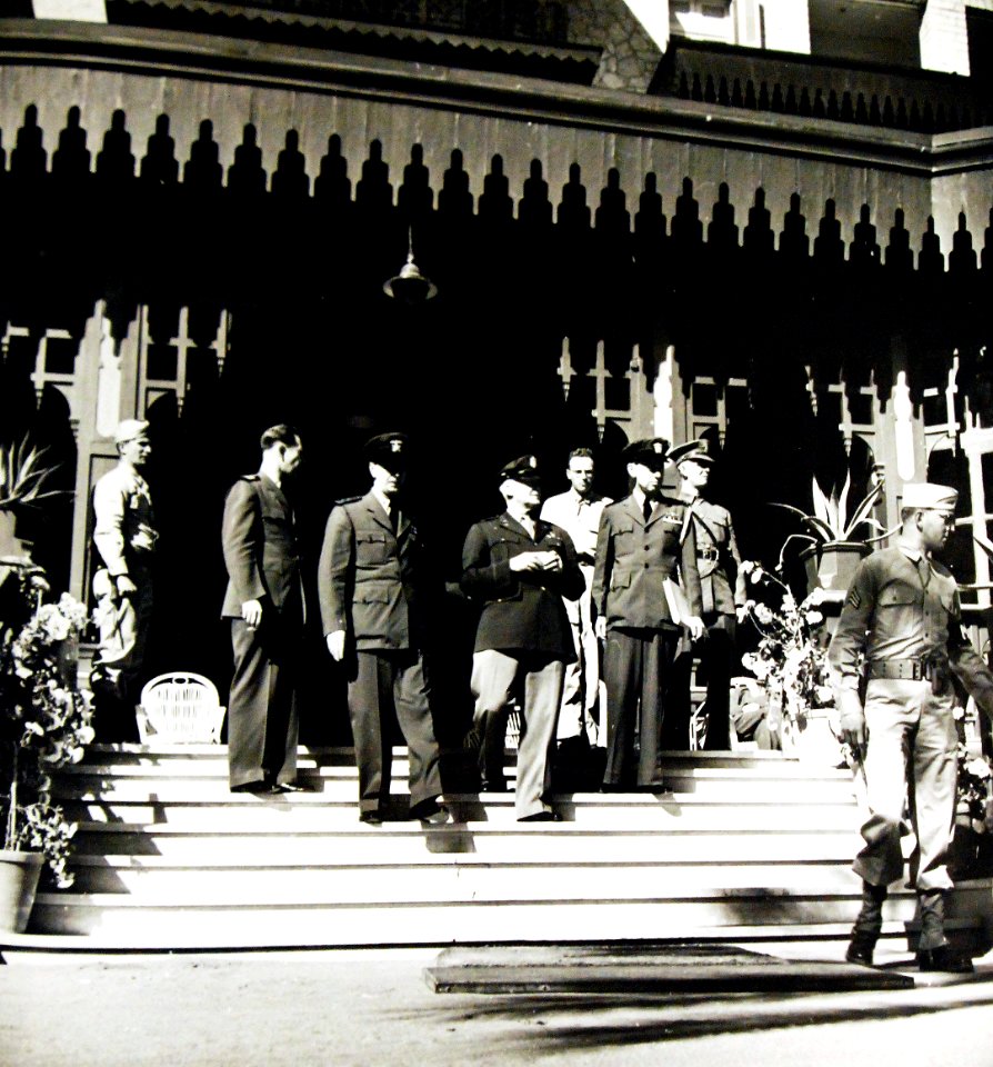 Military leaders enter cars at conference at Mena House, Cairo, Egypt, 1943 (24401396155)