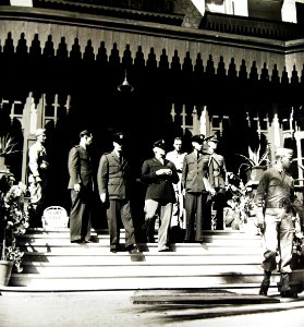 Military leaders enter cars at conference at Mena House, Cairo, Egypt, 1943 (24401396155)