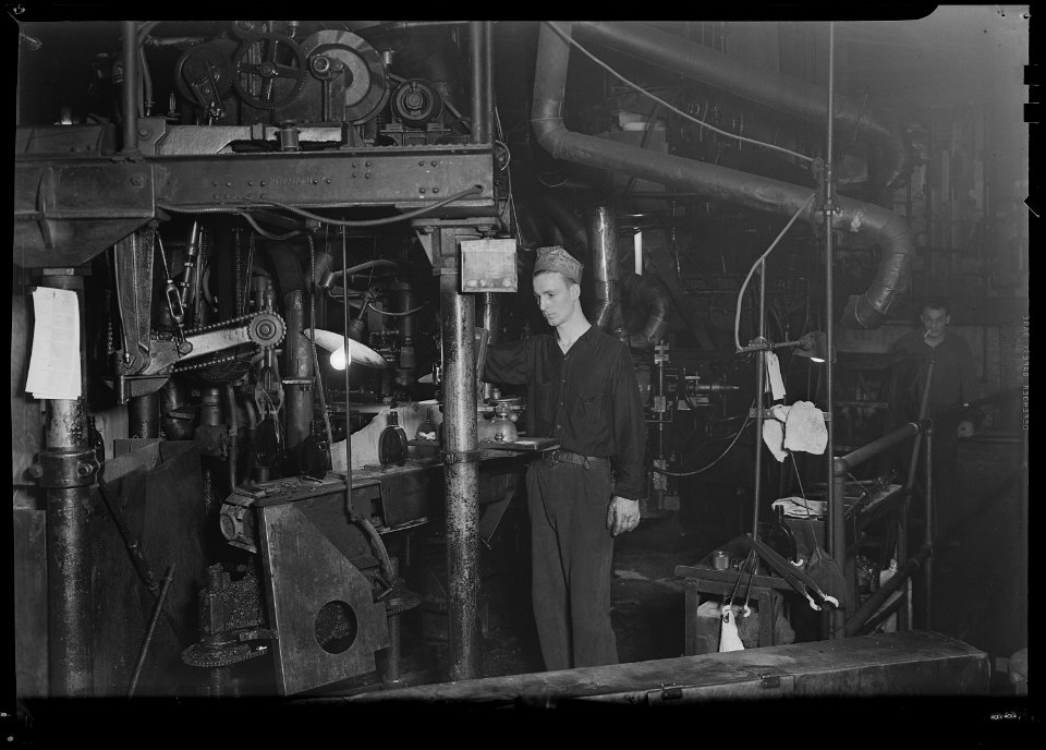 Millville, New Jersey - Glass bottles. Whitall Tatum Co. A worker running a Lynch bottle machine. This is an older... - NARA - 518658