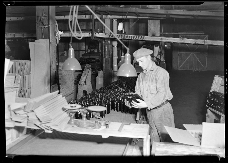 Millville, New Jersey - Glass bottles. Whitall Tatum packer testing bottles before putting them into the carton at... - NARA - 518661