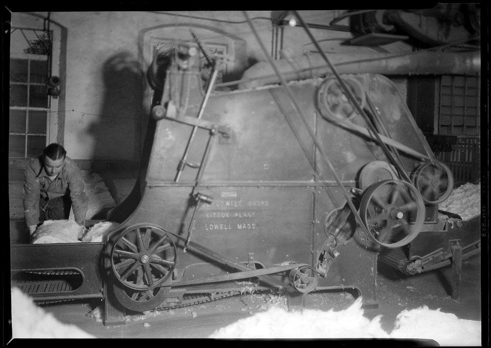 Millville, New Jersey - Textiles. Millville Manufacturing Co. (Man to the side of a large machine.) - NARA - 518686