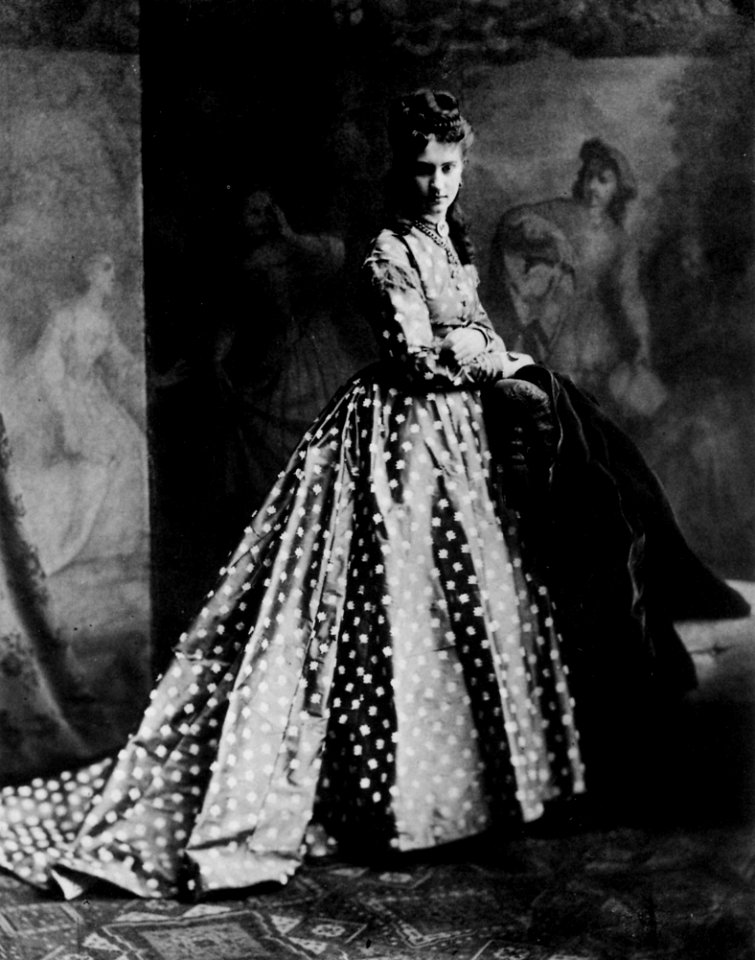 Milster, Ernst - Porträt einer elegant gekleideten Frau, Berlin (Zeno Fotografie)