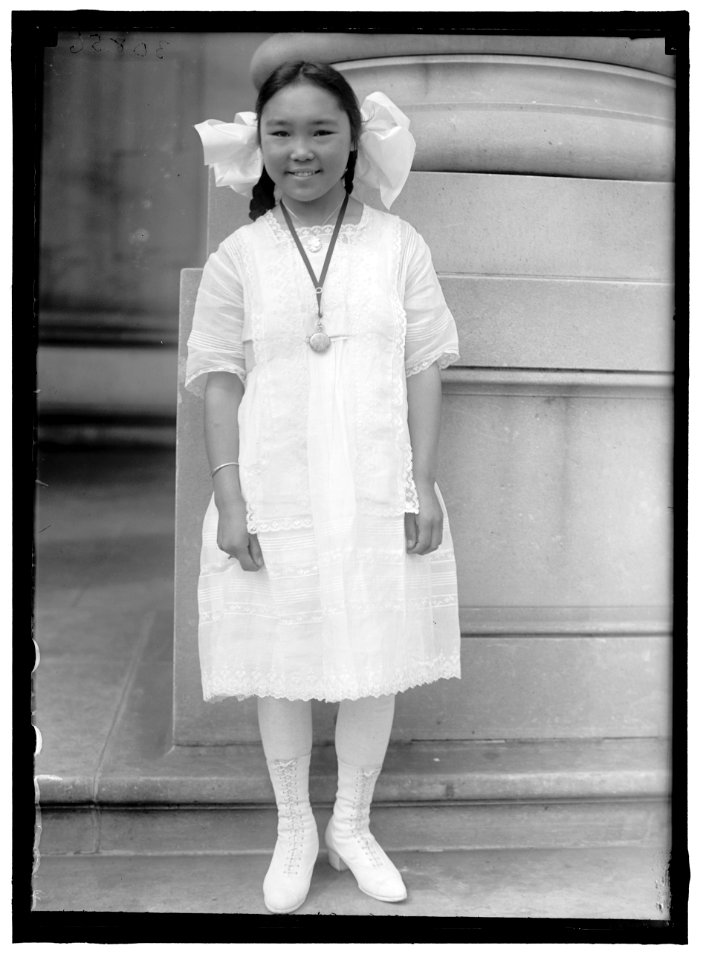 MILLER, MISS MABEL. OF NOME, ALASKA. AT CAPITOL WITH VICE PRESIDENT MARSHALL AND MRS. GORE LCCN2016870413