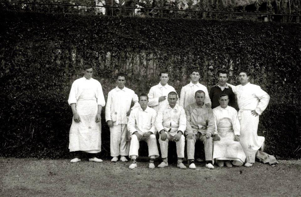 Militares heridos en la guerra de África en el exterior de un hospital (2 de 5) - Fondo Car-Kutxa Fototeka