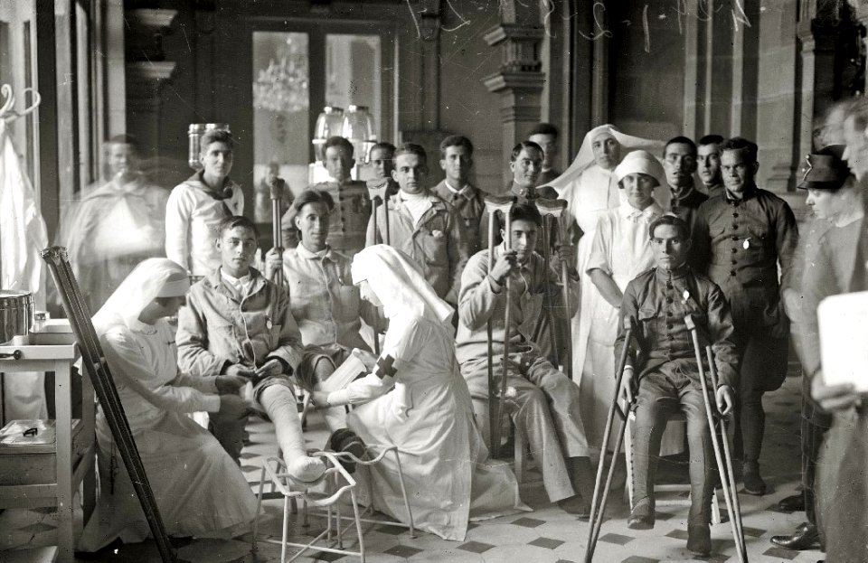 Militares heridos en la guerra de África en el Gran Casino de San Sebastián habilitado como hospital de la Cruz Roja (7 de 15) - Fondo Car-Kutxa Fototeka