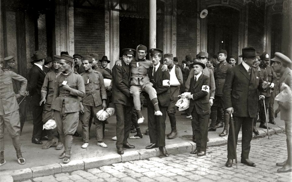 Militares heridos en la guerra de África que fueron trasladados de la estación de Norte al Gran Casino de San Sebastián habilitado como hospital de la Cruz Roja (1 de 5) - Fondo Car-Kutxa Fototeka