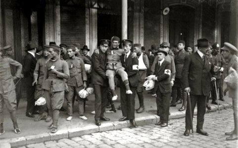 Militares heridos en la guerra de África que fueron trasladados de la estación de Norte al Gran Casino de San Sebastián habilitado como hospital de la Cruz Roja (1 de 5) - Fondo Car-Kutxa Fototeka