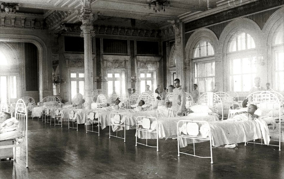 Militares heridos en la guerra de África que fueron trasladados de la estación de Norte al Gran Casino de San Sebastián habilitado como hospital de la Cruz Roja (5 de 5) - Fondo Car-Kutxa Fototeka