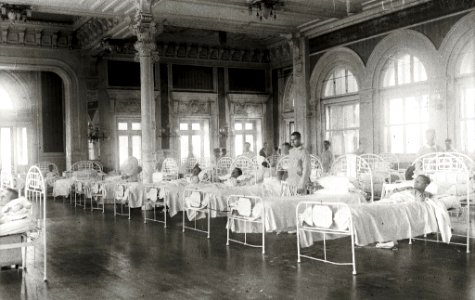 Militares heridos en la guerra de África que fueron trasladados de la estación de Norte al Gran Casino de San Sebastián habilitado como hospital de la Cruz Roja (5 de 5) - Fondo Car-Kutxa Fototeka