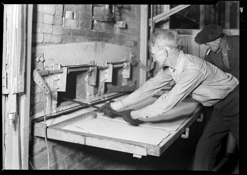 Millville, New Jersey - Glass bottles. (Man working at ovens.) - NARA - 518666