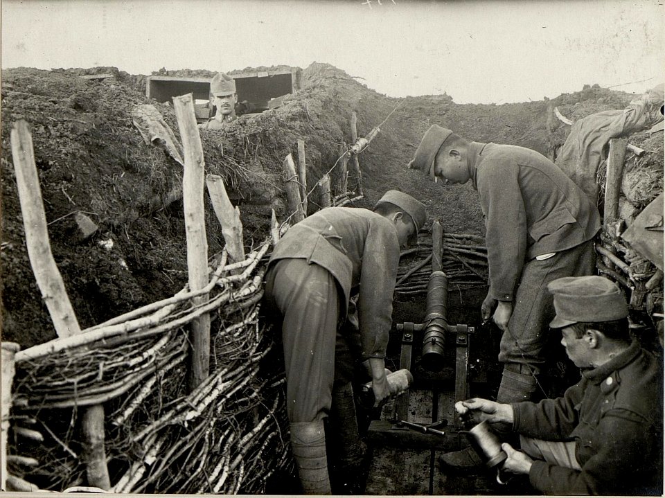 Minenwerfer in Kampfstellung. Aufgenommen 24. III. 1916 I.R.Nr.5. (BildID 15536310)