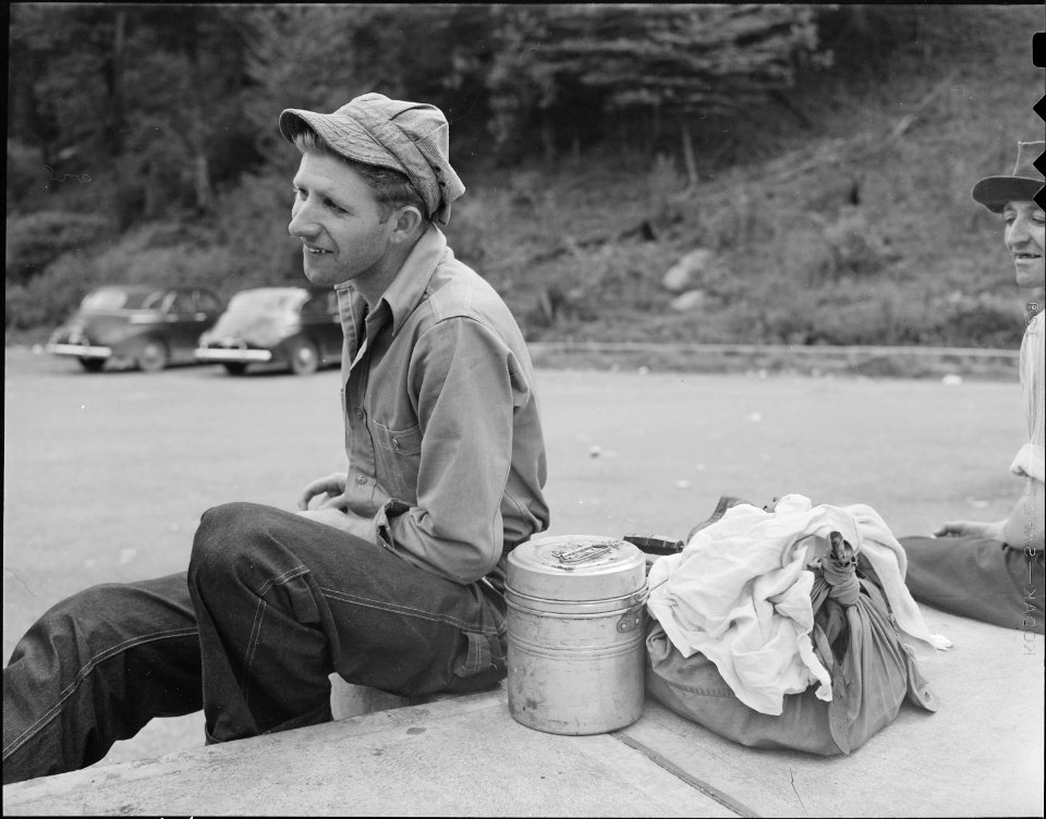 Miner waiting to catch the bus after finishing the day's work. Jewell Ridge Coal Company, Jewell Valley Mine... - NARA - 540705