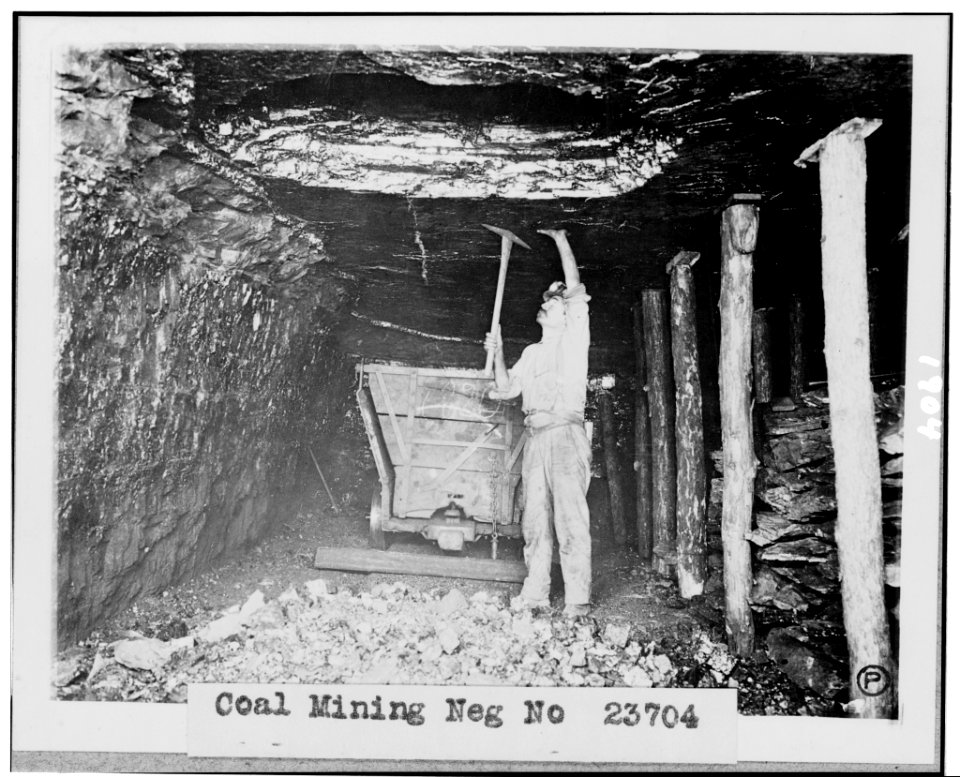 Miner working in coal mine LCCN94508888