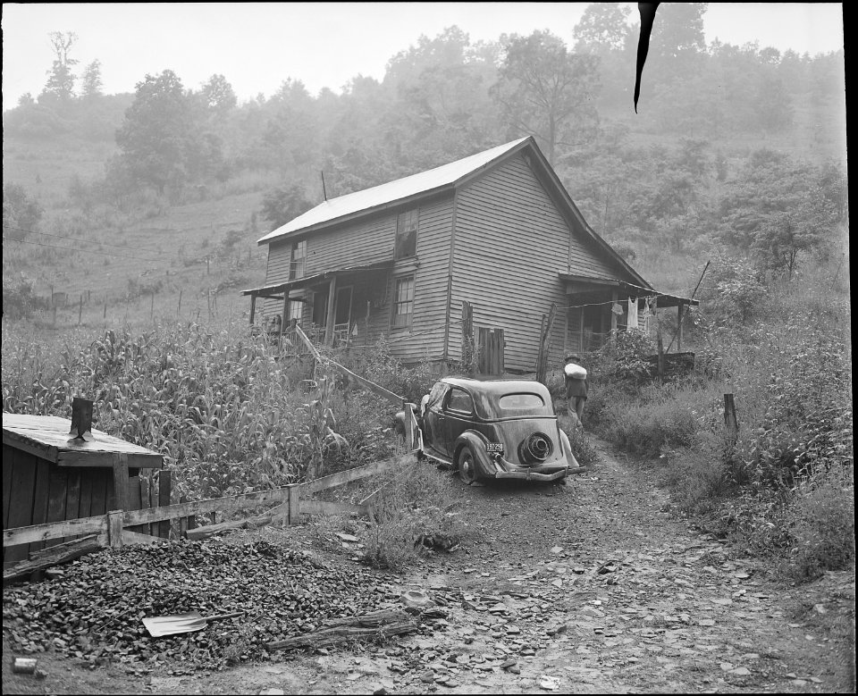 Miner's house. Raven Red Ash Coal Company, No. 2 Mine, Raven, Tazewell County, Virginia. - NARA - 541063