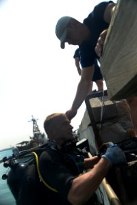 Mine countermeasure dive 130402-N-RE144-401
